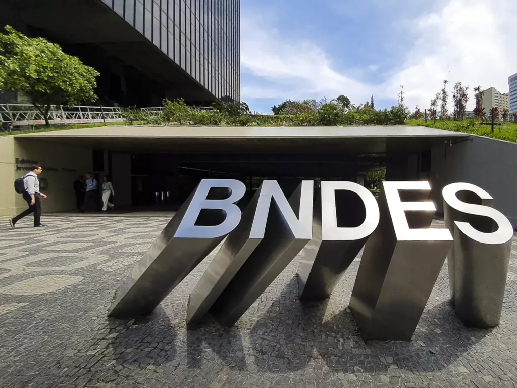 bndes-anuncia-concurso-com-900-vagas-para-analista-distribuidas-em-diversas-especialidades