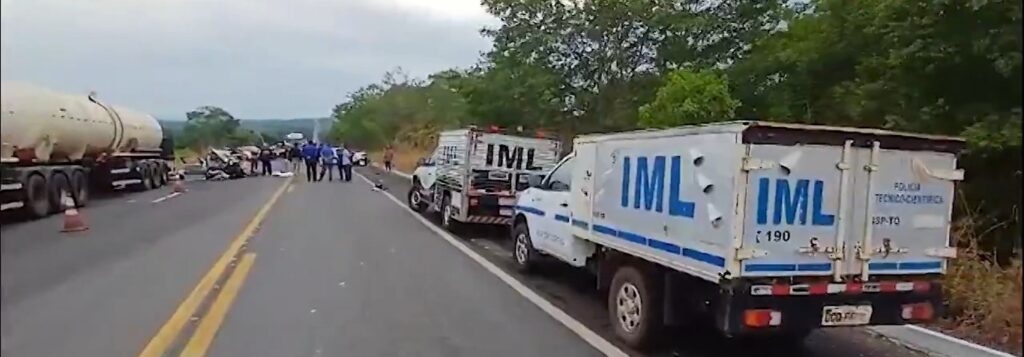 Acidente na BR-153 entre dois carros e um caminhão deixa cinco mortos e um ferido grave acidente-na-br-153-entre-dois-carros-e-um-caminhao-deixa-cinco-mortos-e-um-ferido-grave