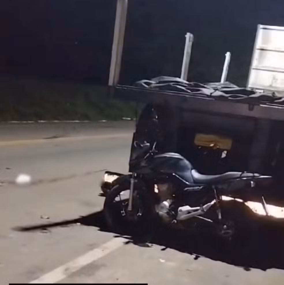Jovem motociclista morre após colidir com traseira de carreta estacionada jovem-motociclista-morre-apos-colidir-com-traseira-de-carreta-estacionada