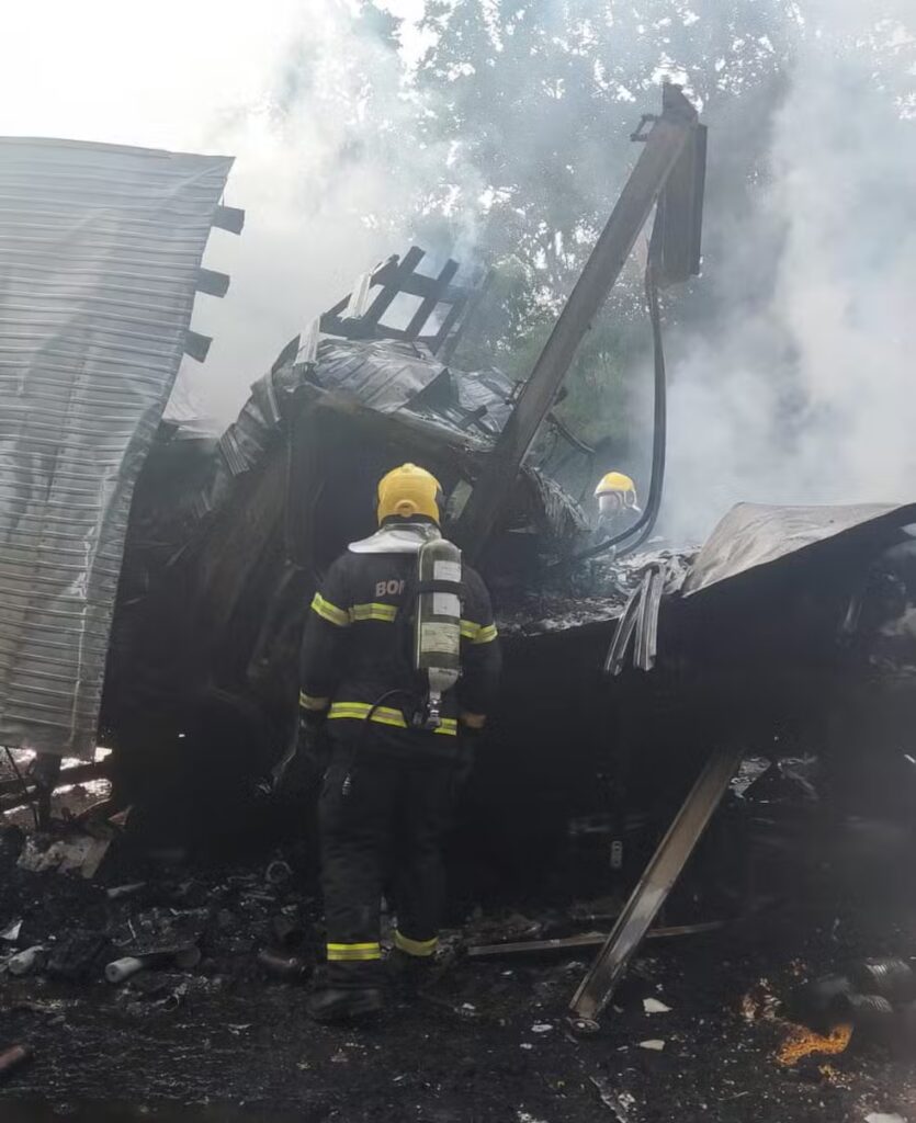 Motorista que morreu carbonizado em acidente entre três caminhões na BR-153 será identificado por exame de DNA motorista-que-morreu-carbonizado-em-acidente-entre-tres-caminhoes-na-br-153-sera-identificado-por-exame-de-dna