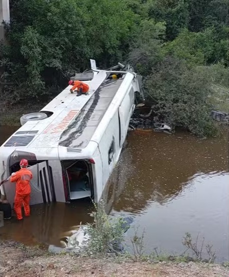 Três pessoas morrem e duas ficam feridas após ônibus cair de ponte na BR-153 no Tocantins tres-pessoas-morrem-e-duas-ficam-feridas-apos-onibus-cair-de-ponte-na-br-153-no-tocantins