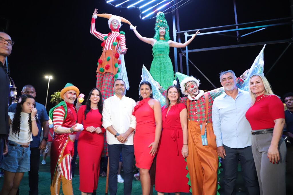Natal de Luz: Amélio Cayres participa da inauguração da estrutura natalina na Praça dos Girassóis