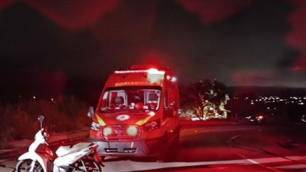 Jovem morre após perder controle da moto, derrapar e cair em rotatória durante conversão jovem-morre-apos-perder-controle-da-moto,-derrapar-e-cair-em-rotatoria-durante-conversao