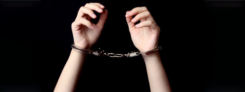 Mulher é condenada a mais de 16 anos de prisão por homicídio com uso de fogo mulher-e-condenada-a-mais-de-16-anos-de-prisao-por-homicidio-com-uso-de-fogo