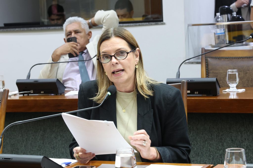 Claudia Lelis solicita adequação da lei para garantir direitos às mulheres da Polícia Civil claudia-lelis-solicita-adequacao-da-lei-para-garantir-direitos-as-mulheres-da-policia-civil