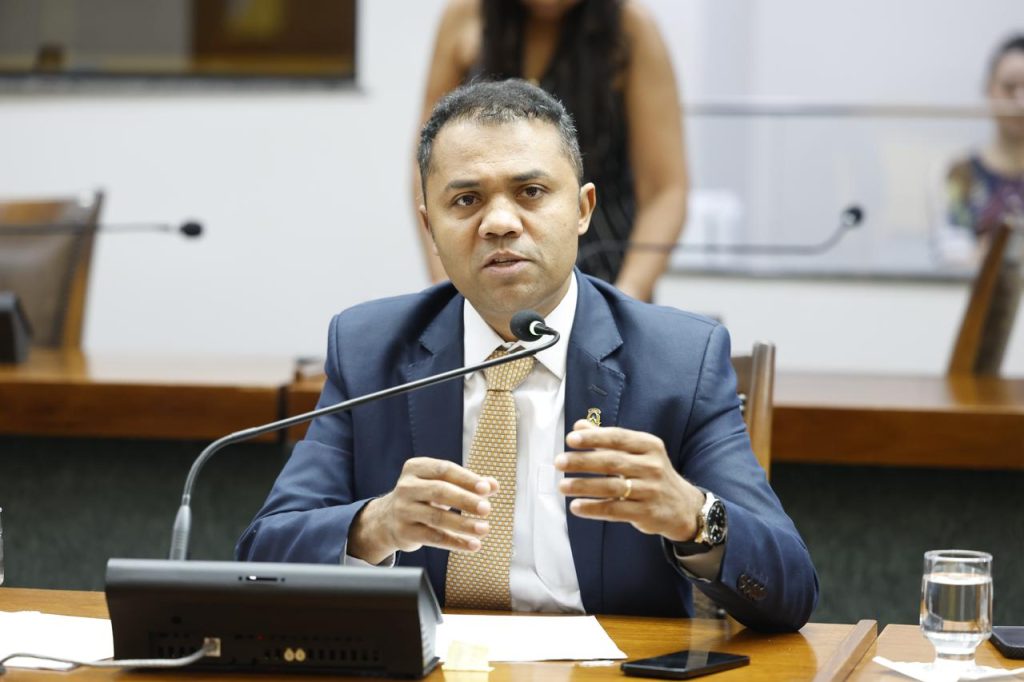 Deputado Moisemar solicita lençóis descartáveis para o Hospital Regional de Guaraí deputado-moisemar-solicita-lencois-descartaveis-para-o-hospital-regional-de-guarai