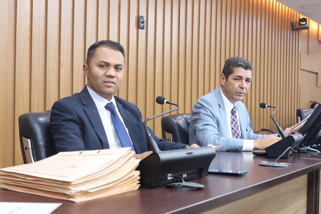 Em reunião, CCJ delibera sobre 27 matérias do Executivo e de parlamentares em-reuniao,-ccj-delibera-sobre-27-materias-do-executivo-e-de-parlamentares