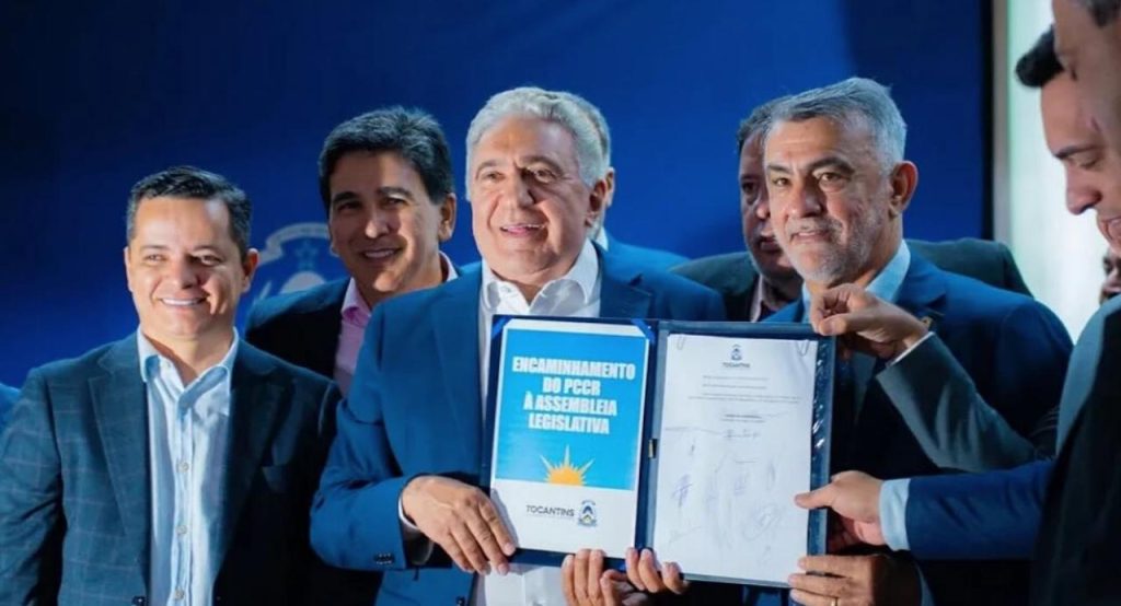 Jorge Frederico participa de cerimônia que marca envio do PCCR da Educação à Assembleia jorge-frederico-participa-de-cerimonia-que-marca-envio-do-pccr-da-educacao-a-assembleia