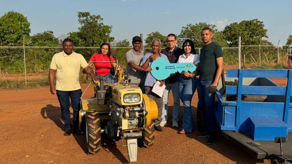 Janad Valcari entrega equipamentos agrícolas para associação em Lavandeira janad-valcari-entrega-equipamentos-agricolas-para-associacao-em-lavandeira