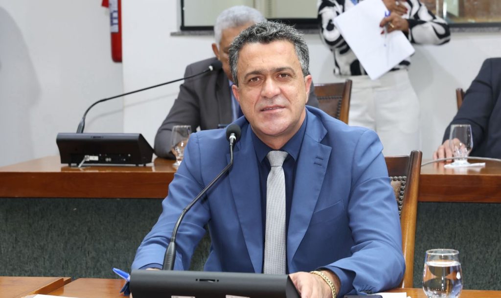 luciano-oliveira-celebra-conquista-historica-dos-professores-e-vota-pela-aprovacao-do-pccr