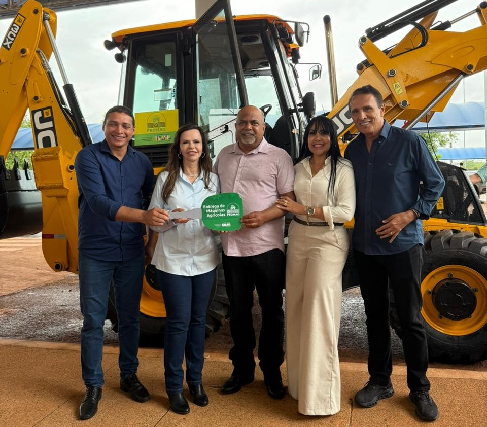 Formoso do Araguaia recebe uma retroescavadeira em parceria com Janad Valcari formoso-do-araguaia-recebe-uma-retroescavadeira-em-parceria-com-janad-valcari