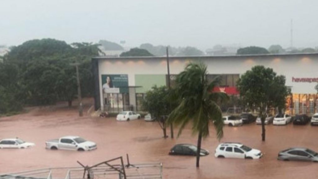 Chuva faz Córrego Neblina transbordar, invade postos e deixa motoristas ilhados em Araguaína chuva-faz-corrego-neblina-transbordar,-invade-postos-e-deixa-motoristas-ilhados-em-araguaina