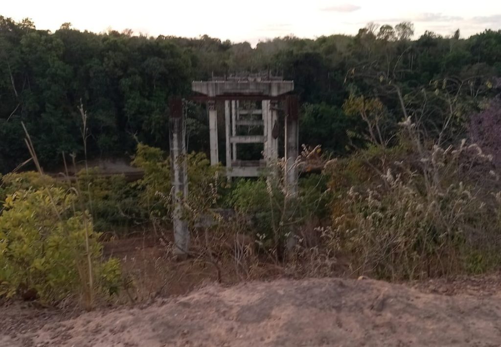 ponte-abandonada-no-meio-de-mata-comecou-a-ser-construida-ha-20-anos-no-to