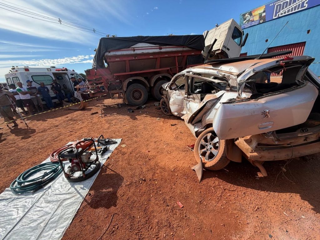 motorista-morre-apos-carro-bater-em-veiculo-de-carga-na-br-010,-em-santa-rosa