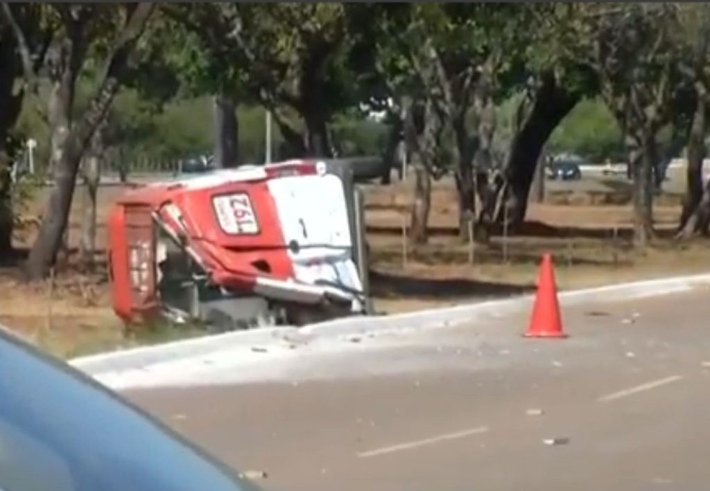 Ambulância do Samu capota durante chamada para atendimento de vítima baleada em Palmas ambulancia-do-samu-capota-durante-chamada-para-atendimento-de-vitima-baleada-em-palmas