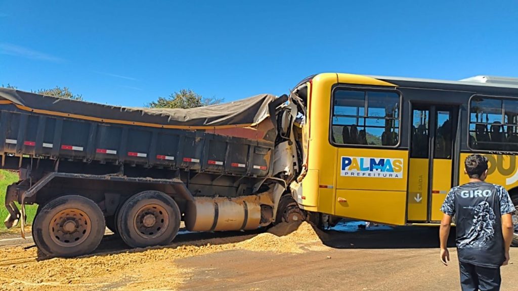 caminhao-bate-em-onibus-do-transporte-coletivo-e-deixa-um-ferido-em-palmas